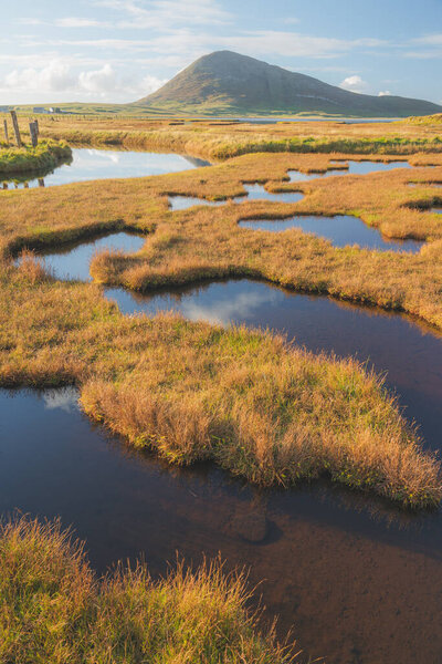 Мбаппе золотой свет на соленом болотном горном ландшафте в Норттоне на острове Льюис и Харрис на острове Оффенхайд, Шотландия, Великобритания.