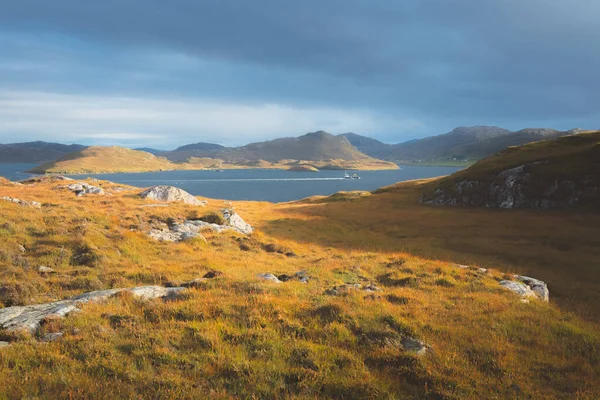 스코틀랜드아 헤브리디스 루이스 해리스 지나는 경치와 풍경을 배경으로 음울하고 황금시간대의 — 스톡 사진