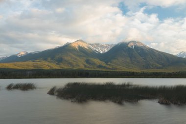Banff Ulusal Parkı, Alberta, Kanada 'daki Rocky Dağları' ndaki Vermilion Gölleri 'nden Sundance Tepesi ve sıradağlarının manzarası.