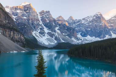 Kanada 'nın Rocky Dağları' ndaki Banff Ulusal Parkı, Alberta, Kanada 'da popüler bir turizm merkezi olan Moraine Gölü' nün gün batımı manzarası.