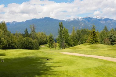 Kanada 'nın başkenti British Columbia' nın Balfour, Kootenays ve Purcell Dağları 'ndaki golf sahasında manzaralı bir dağ manzarası.