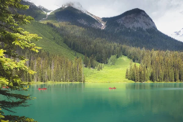 Mountain Landscape Tourists Colourful Red Canoes Peaceful Morning Emerald Lake — Stock Fotó