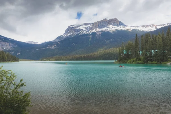 Mountain Landscape Tourists Colourful Red Canoes Peaceful Morning Emerald Lake — Fotografia de Stock