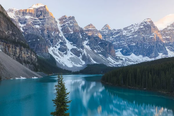 Scenic Sunset Sunrise View Glacial Moraine Lake Landscape Popular Tourist — Fotografia de Stock