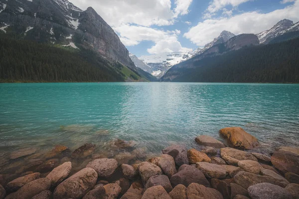 Scenic Rocky Shoreline Lake Louise Victoria Glacier Landscape Popular Tourist — Foto de Stock