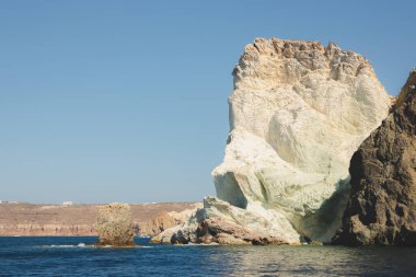 Yunan adasının kayalık kıyı şeridi boyunca balık şeklinde volkanik beyaz kaya oluşumu, Ege Denizi 'nde Santorini, Yunanistan.