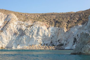 Yunan adasının kayalık kıyı şeridi boyunca uzanan tenha Beyaz Sahil ve volkanik kaya oluşumu, Ege Denizi 'ndeki Santorini, Yunanistan.