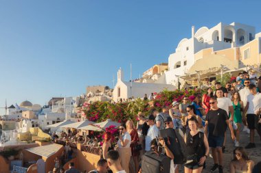 Oia, Yunanistan - 11 Eylül 2022: Oia, Santorini 'de dar, kalabalık ve kalabalık sokaklar, Yunan Adaları' ndaki yaz mevsimi boyunca turist kalabalığıyla doldu.
