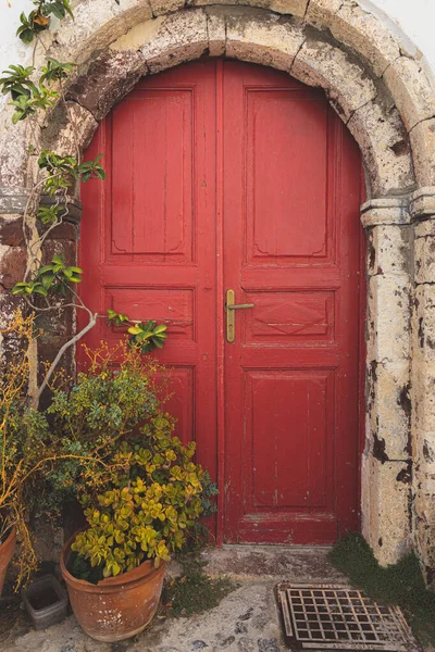 Detalhe Uma Porta Tradicional Decorativa Vermelha Sob Arco Pedra Aldeia — Fotografia de Stock