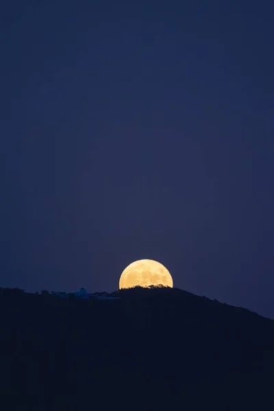 Drammatico Sorgere Della Luna Piena Sulla Caldera Sull Isola Greca — Foto Stock