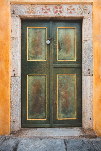 Detalhe Uma Porta Tradicional Decorativa Verde Amarela Dourada Com Motivos — Fotografia de Stock