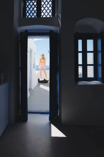 Une Jeune Touriste Blonde Profitant Patio Dans Une Villa Grecque — Photo