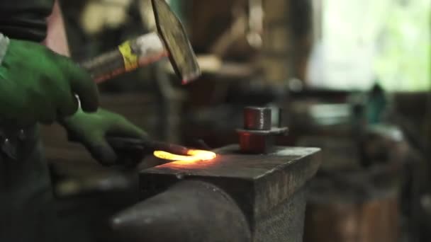 Herrero Creando Objetos Hierro Forjado Acero Forjando Metal Utilizando Herramientas — Vídeo de stock