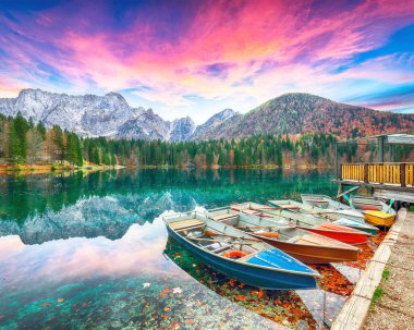 Arka planda Mangart zirvesi olan Fusine Gölü üzerinde günbatımının nefes kesici görüntüsü. Julian Alps 'in popüler seyahat yeri. Konum: Tarvisio komünü, Udine ili, İtalya, Avrupa