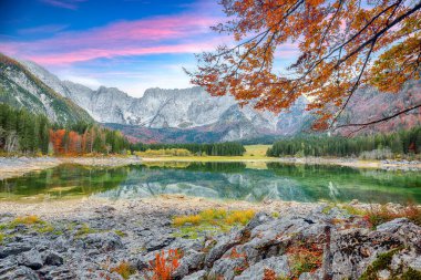 Arka planda Mangart zirvesi olan Fusine Gölü 'nün hayret verici manzarası. Julian Alps 'in popüler seyahat yeri. Konum: Tarvisio komünü, Udine ili, İtalya, Avrupa