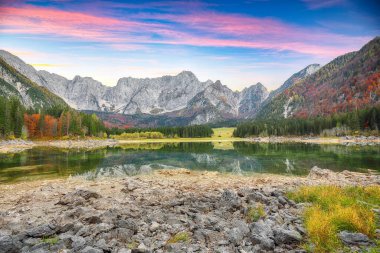 Arka planda Mangart zirvesi olan Fusine Gölü 'nün çarpıcı manzarası. Julian Alps 'in popüler seyahat yeri. Konum: Tarvisio komünü, Udine ili, İtalya, Avrupa