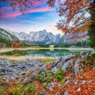 Arka planda Mangart zirvesi olan Fusine Gölü 'nün çarpıcı manzarası. Julian Alps 'in popüler seyahat yeri. Konum: Tarvisio komünü, Udine ili, İtalya, Avrupa