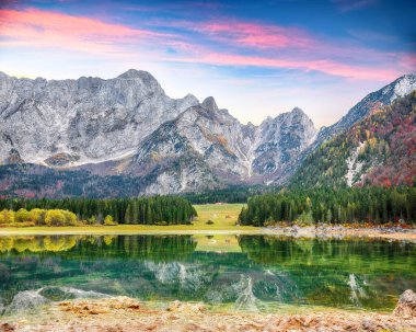 Arka planda Mangart zirvesi olan Fusine Gölü 'nün hayret verici manzarası. Julian Alps 'in popüler seyahat yeri. Konum: Tarvisio komünü, Udine ili, İtalya, Avrupa