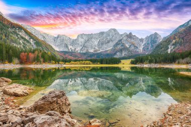 Arka planda Mangart zirvesi olan Fusine Gölü 'nün hayret verici manzarası. Julian Alps 'in popüler seyahat yeri. Konum: Tarvisio komünü, Udine ili, İtalya, Avrupa