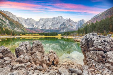 Arka planda Mangart zirvesi olan Fusine Gölü 'nün peri masalı manzarası. Julian Alps 'in popüler seyahat yeri. Konum: Tarvisio komünü, Udine ili, İtalya, Avrupa
