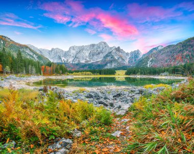 Arka planda Mangart zirvesi olan Fusine Gölü 'nün çarpıcı manzarası. Julian Alps 'in popüler seyahat yeri. Konum: Tarvisio komünü, Udine ili, İtalya, Avrupa