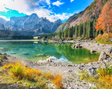 Arka planda Mangart zirvesi olan Fusine Gölü 'nün muhteşem manzarası. Julian Alps 'in popüler seyahat yeri. Konum: Tarvisio komünü, Udine ili, İtalya, Avrupa