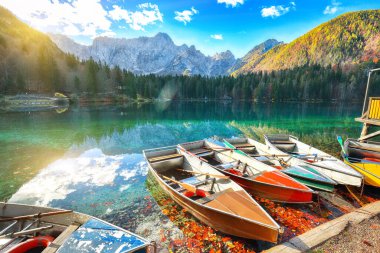 Arka planda Mangart zirvesi olan Fusine Gölü 'nün üzerindeki gün batımının muhteşem manzarası. Julian Alps 'in popüler seyahat yeri. Konum: Tarvisio komünü, Udine ili, İtalya, Avrupa