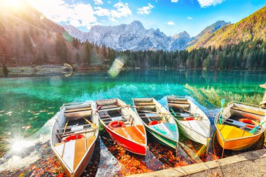 Arka planda Mangart zirvesi olan Fusine Gölü 'nün üzerindeki gün batımının muhteşem manzarası. Julian Alps 'in popüler seyahat yeri. Konum: Tarvisio komünü, Udine ili, İtalya, Avrupa