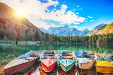 Arka planda Mangart zirvesi olan Fusine Gölü 'nün üzerindeki gün batımının muhteşem manzarası. Julian Alps 'in popüler seyahat yeri. Konum: Tarvisio komünü, Udine ili, İtalya, Avrupa