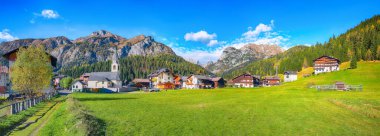 Dolomitlerdeki muhteşem Sappada köyünün muhteşem sonbahar sahnesi. Konum: Sappada, Udine, Dolomitler, İtalya, Avrupa