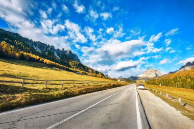 Ulusal Park Tre Cime di Lavaredo 'daki dağlık yolun manzarası. Konum: Ulusal Park Tre Cime di Lavaredo, Dolomiti Alpleri, Güney Tyrol, İtalya, Avrupa.