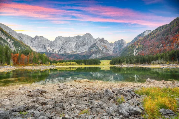 Arka planda Mangart zirvesi olan Fusine Gölü 'nün çarpıcı manzarası. Julian Alps 'in popüler seyahat yeri. Konum: Tarvisio komünü, Udine ili, İtalya, Avrupa