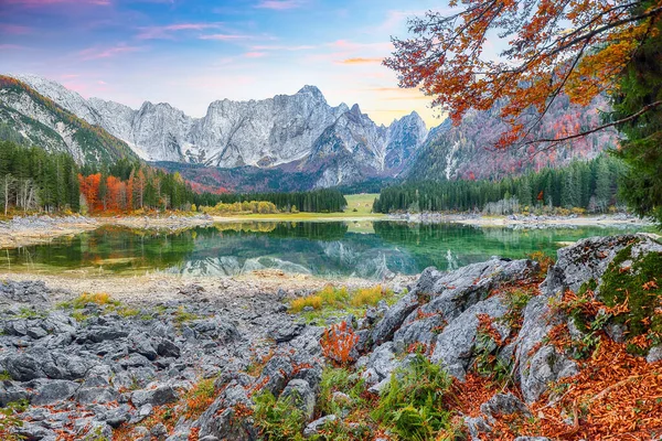 Arka planda Mangart zirvesi olan Fusine Gölü 'nün peri masalı manzarası. Julian Alps 'in popüler seyahat yeri. Konum: Tarvisio komünü, Udine ili, İtalya, Avrupa