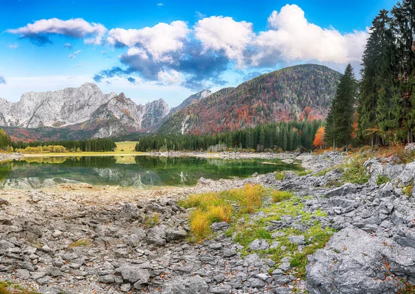 Stunning View Fusine Lake Mangart Peak Background Popular Travel Destination — Stock Photo, Image