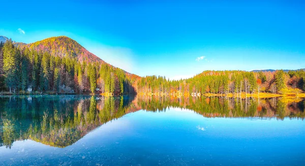 Splendida Vista Sul Lago Fusine Con Vetta Mangart Sullo Sfondo — Foto Stock