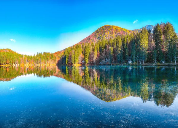 Εκπληκτική Θέα Της Λίμνης Fusine Κορυφή Mangart Στο Παρασκήνιο Δημοφιλής — Φωτογραφία Αρχείου