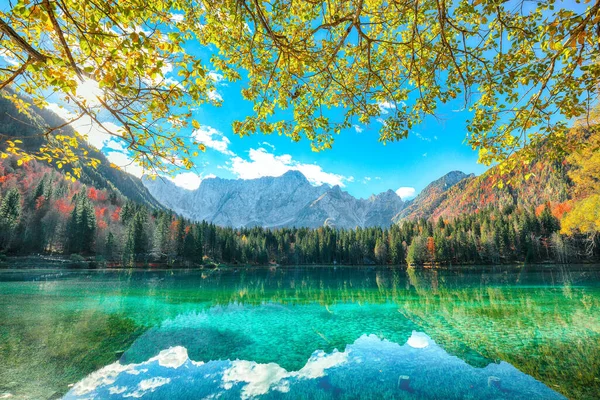 Breathtaking View Fusine Lake Mangart Peak Background Popular Travel Destination — Stock Photo, Image