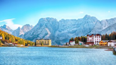 Sonbahar döneminde ünlü Misurina Gölü 'nün muhteşem güneşli manzarası. Konum: Misurina Gölü, Dolomiti Alpleri, Belluno ili, İtalya, Avrupa