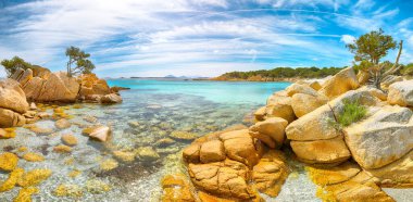 Capriccioli sahilinin büyüleyici manzarası. Akdeniz 'in popüler turizm beldesi. Konum: Arzachena, Sassari ili, Sardunya, İtalya, Avrupa