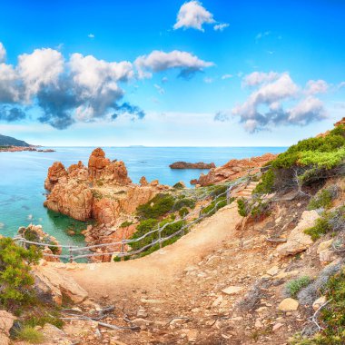Popüler seyahat merkezi Costa Paradiso 'nun muhteşem manzarası. Akdeniz 'in pitoresk manzarası. Konum: Costa Paradiso, Sassari ili, Sardunya, İtalya, Avrupa