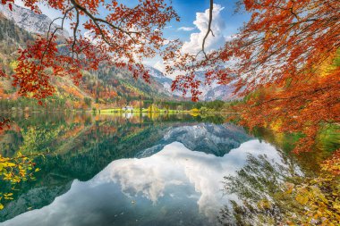 Vorderer Langbasee Gölü 'nün göz kamaştırıcı sonbahar sahnesi. Poppular Travell 'in varış yeri. Konum: Vorderer Langbasee, Salzkammergut bölgesi, Yukarı Avusturya, Avusturya, Avrupa.