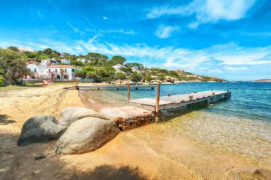 Porto Rafael tatil köyünün muhteşem plaj manzarası. Akdeniz 'in resimli deniz manzarası. Konum: Porto Rafael, Olbia Tempio ili, Sardunya, İtalya, Avrupa