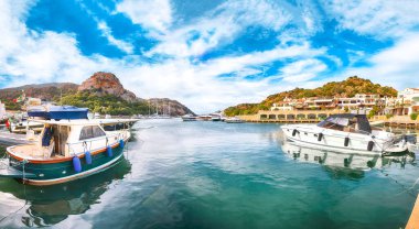 Kosta Smeralda 'da lüks yatları olan Poltu Quatu limanı ve körfezinin muhteşem manzarası. Akdeniz 'in popüler seyahat noktası. Konum: Poltu Quatu, Sassari ili, Sardunya, İtalya, Avrupa