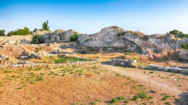 Antik Tauric Chersonese 'nin kalıntıları üzerinde muhteşem bir günbatımı - ulusal tarihi ve arkeolojik rezerv. Sivastopol. Kırım