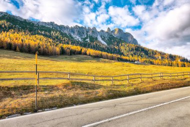 Ulusal Park Tre Cime di Lavaredo 'daki dağlık yolun manzarası. Konum: Ulusal Park Tre Cime di Lavaredo, Dolomiti Alpleri, Güney Tyrol, İtalya, Avrupa.