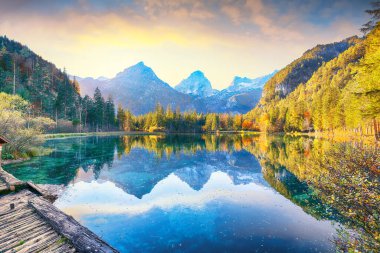 Schiederweiher Gölü 'nün şaşırtıcı sonbahar sahnesi. Poppular Travell 'in varış yeri. Konum: Hinterstoder, Kirchdorf an der Krems District, Yukarı Avusturya, Avusturya, Avrupa.