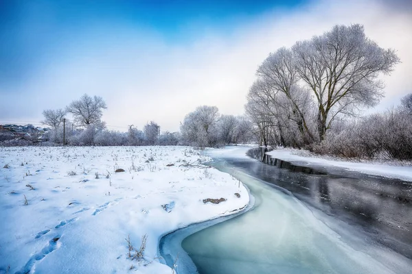 Hermoso Paisaje Invierno Fondo Con Árboles Cubiertos Nieve Río Hielo — Foto de Stock