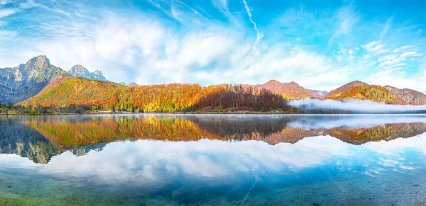호수에는 아침의 피콜로 풍경이 펼쳐져 여행길 Almsee Lake Almtal Valley — 스톡 사진