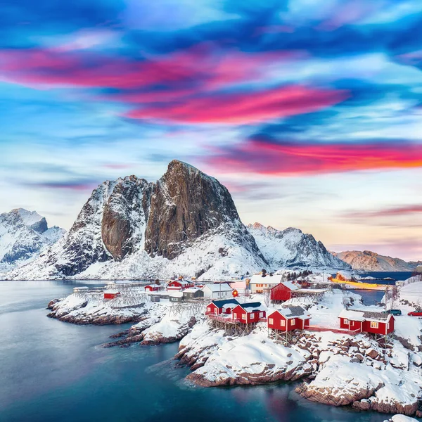 풍경이 배경으로 로포텐의 인기있는 관광지이다 Hamnoy Moskenesoya Lofoten 노르웨이 — 스톡 사진