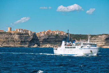 Denizden Bonifacio kasabasının muhteşem manzarası. Korsika 'da popüler bir turizm merkezi. Konum: Bonifacio, Korsika; Fransa, Avrupa